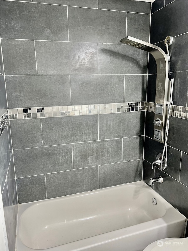 bathroom featuring tiled shower / bath combo