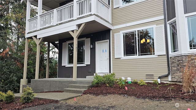 property entrance featuring a balcony