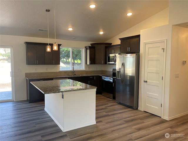 kitchen featuring vaulted ceiling, stainless steel appliances, a sink, and dark wood-style floors