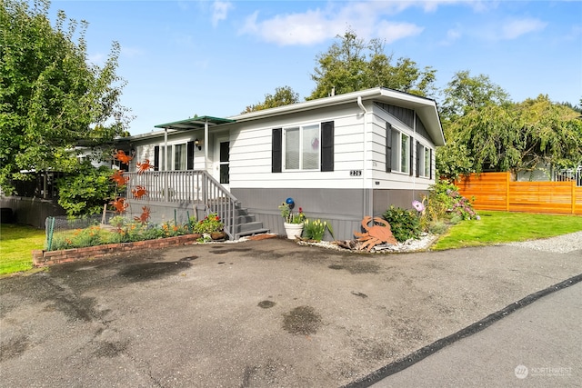 manufactured / mobile home featuring a front yard