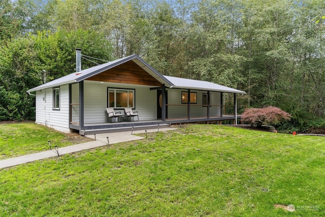 view of front facade featuring a front yard and covered porch