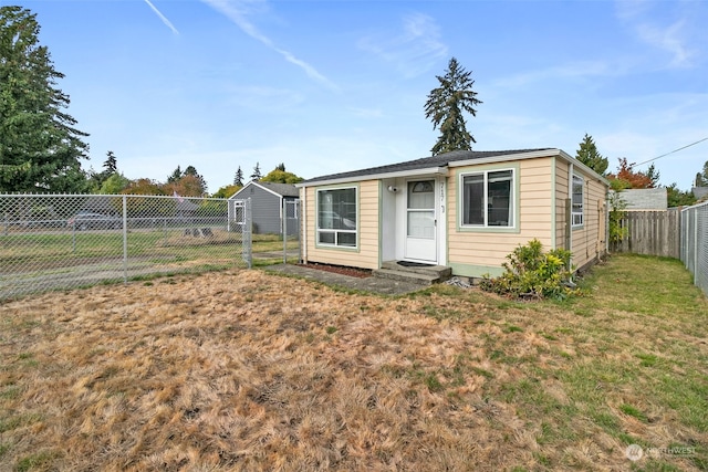 view of front of house featuring a front lawn