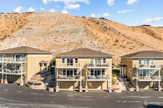 9225 Red Cliff Dr NW Unit B53, Quincy, WA 98848 - exterior space with a mountain view, a garage, and driveway