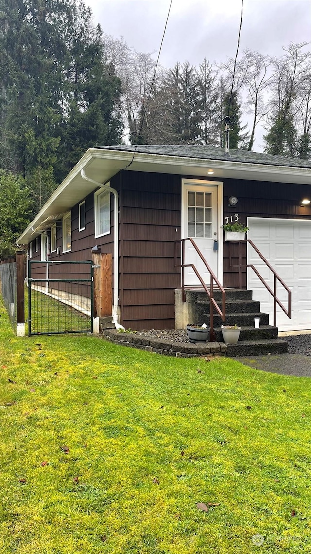 view of front of property with a front yard