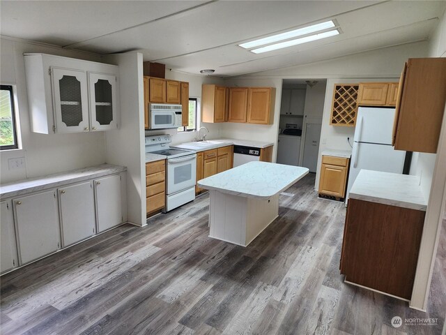 1111 Archwood Dr SW Unit 196, Olympia, WA 98502 - kitchen featuring a sink, white appliances, light countertops, washer / clothes dryer, and vaulted ceiling