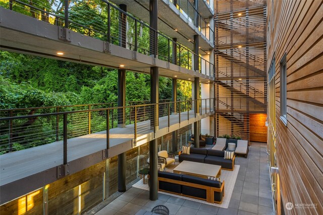 balcony featuring an outdoor hangout area