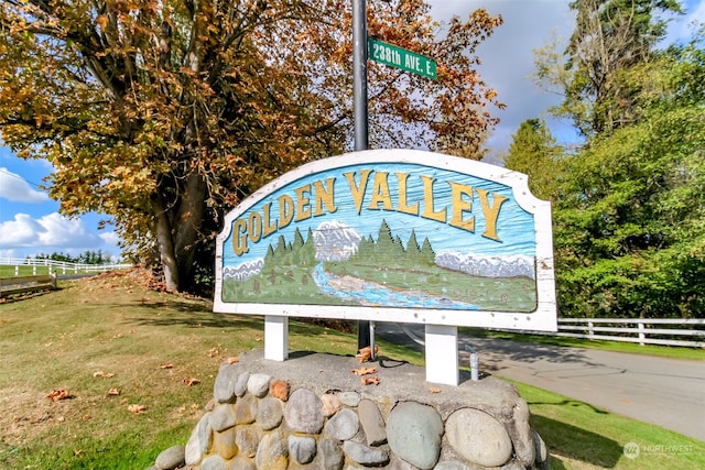 community / neighborhood sign featuring a yard