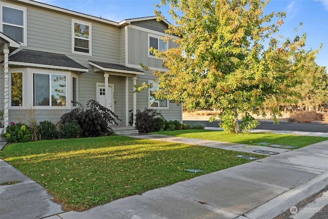 view of front of house featuring a front lawn