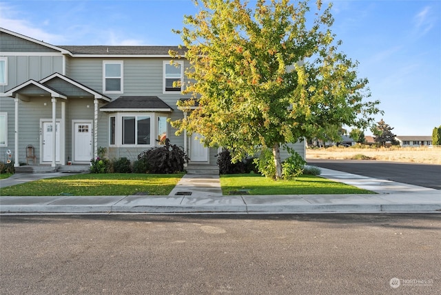 view of front of property featuring a front yard