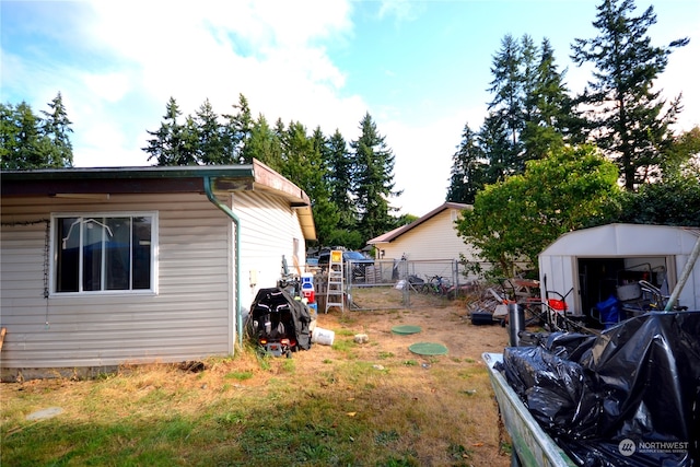 view of yard featuring a storage shed