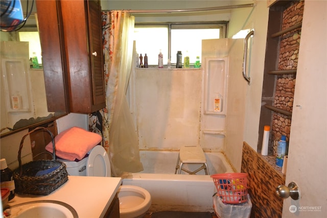 full bathroom featuring shower / tub combo with curtain, vanity, and toilet