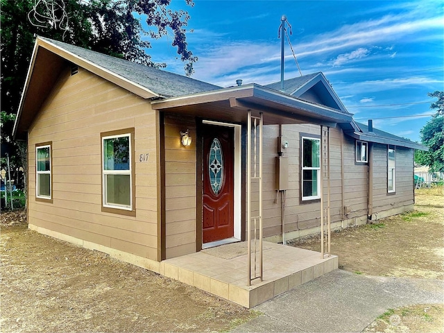 view of front of property featuring a shingled roof