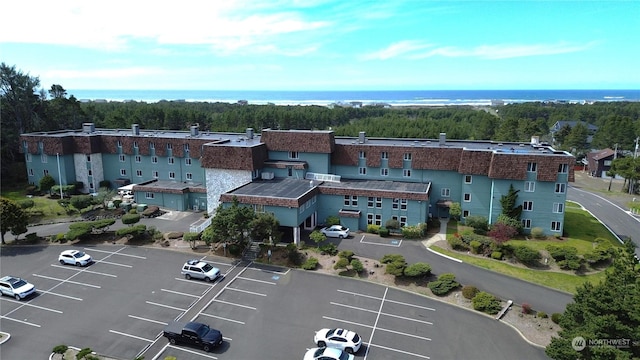 birds eye view of property featuring a forest view