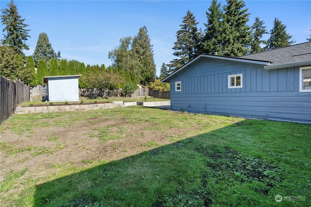 view of yard with a storage shed