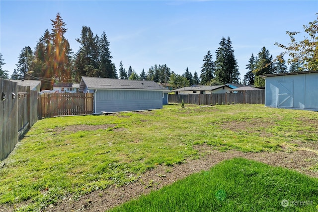 view of yard featuring a shed