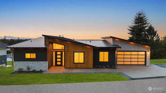 view of front facade with a garage and a yard