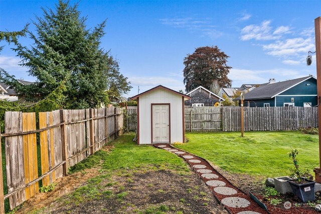 view of yard featuring a shed