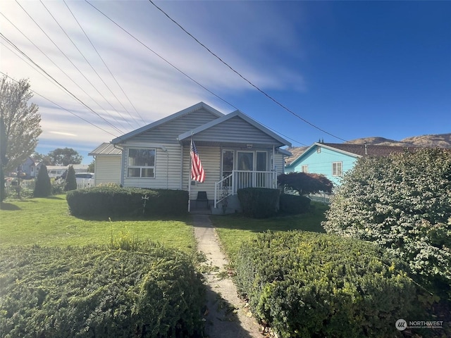 bungalow featuring a front lawn
