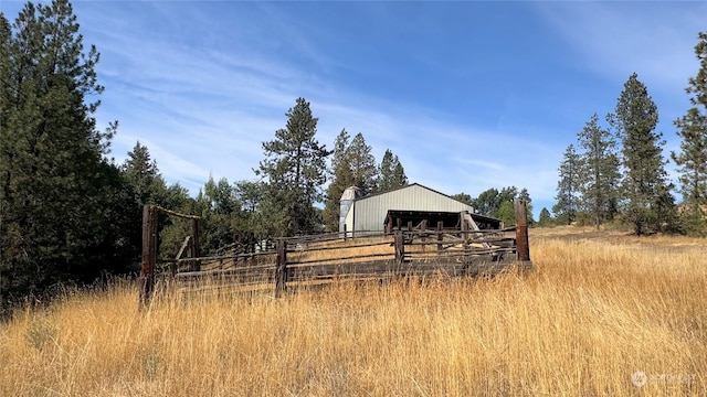 view of yard featuring a rural view