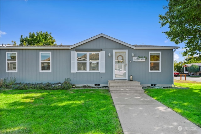 view of front of home featuring a front lawn