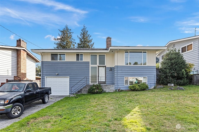 view of front of property featuring a front lawn and a garage