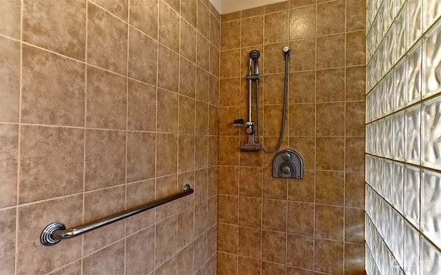 details featuring tiled shower