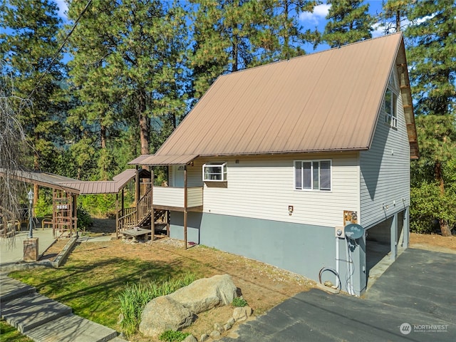 view of side of property featuring a yard