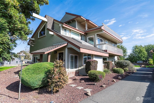 view of front of property with a balcony