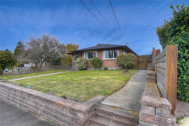 view of front facade featuring a front lawn