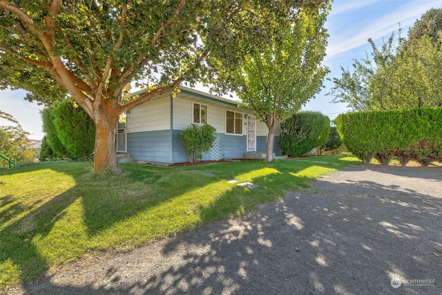 view of front of property with a front lawn