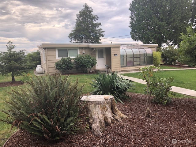 view of front facade with a front yard