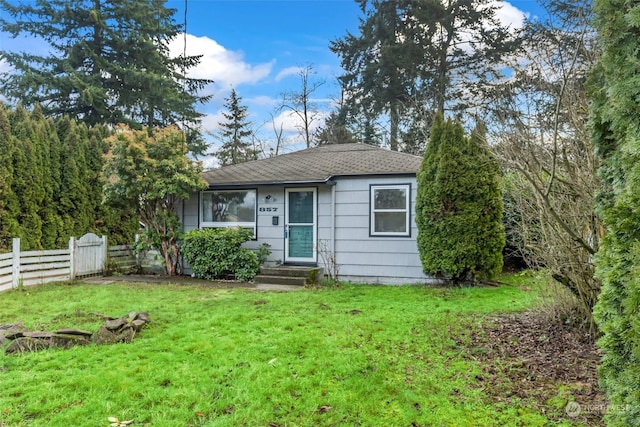 view of front of property featuring a front lawn