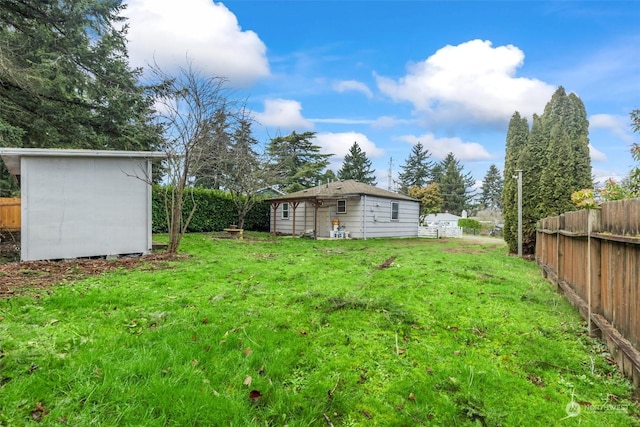 view of yard with an outbuilding