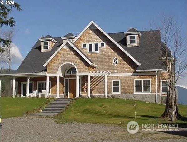 view of front facade featuring a front lawn