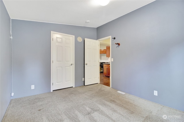 unfurnished bedroom featuring carpet flooring