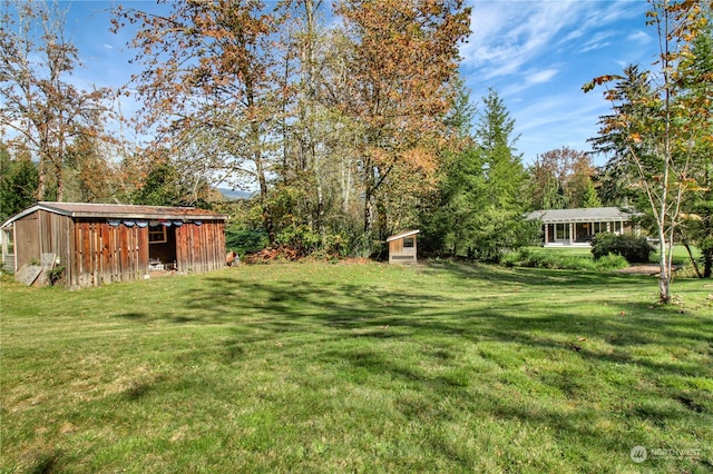 view of yard with an outbuilding