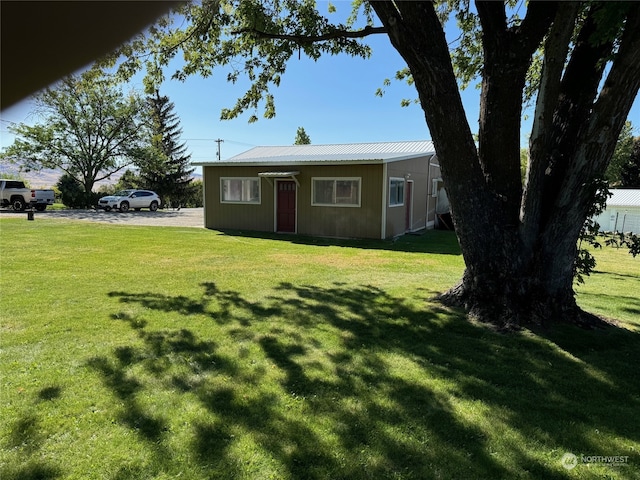 view of front of property featuring a front yard