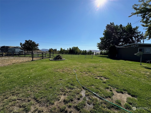 view of yard featuring a rural view