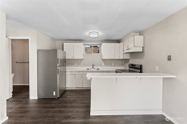 kitchen featuring kitchen peninsula, a breakfast bar area, dark wood-type flooring, and stainless steel appliances