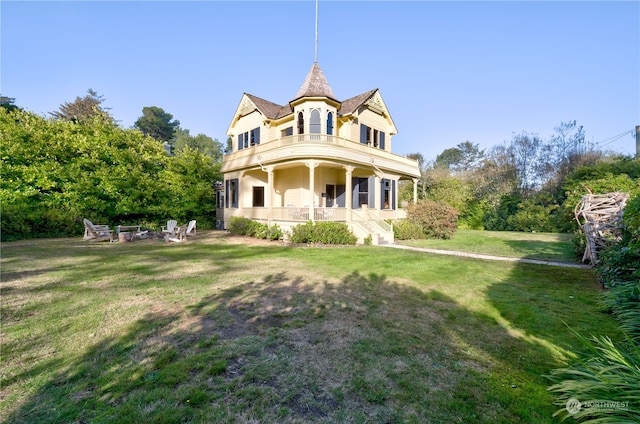 view of front of home with a front lawn