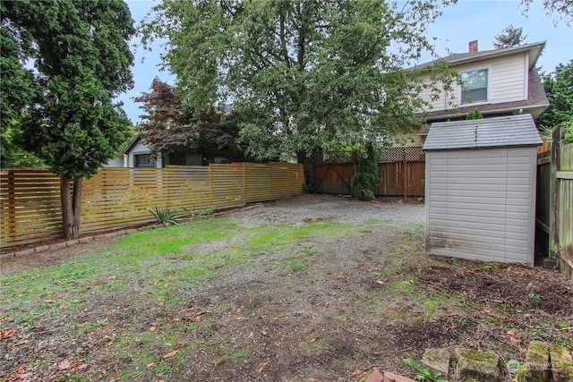 view of yard featuring a storage shed