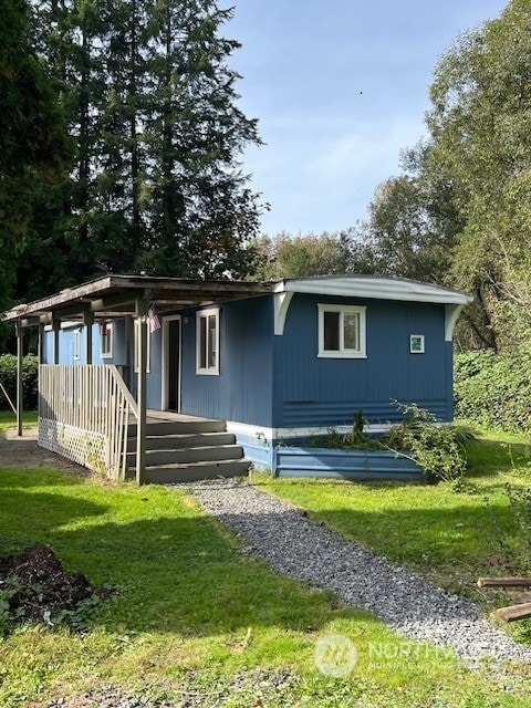 view of front of house with a front yard