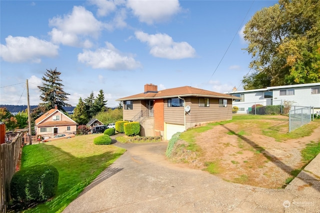 view of front of property featuring a front lawn