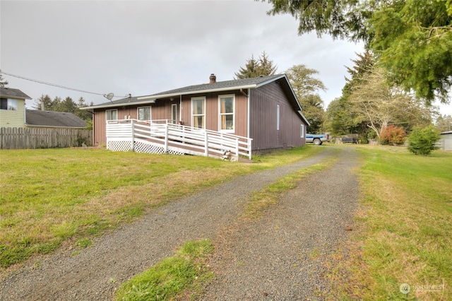 view of front of property featuring a front lawn