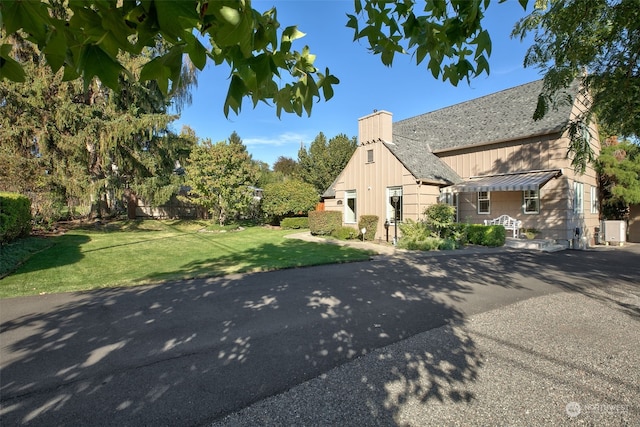 view of front of house featuring a front lawn