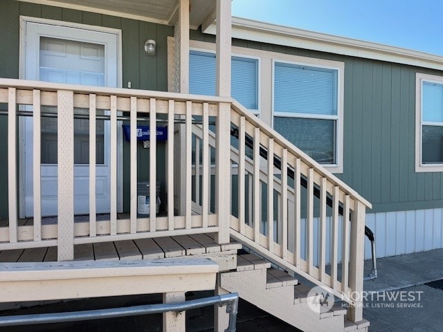 entrance to property featuring a balcony