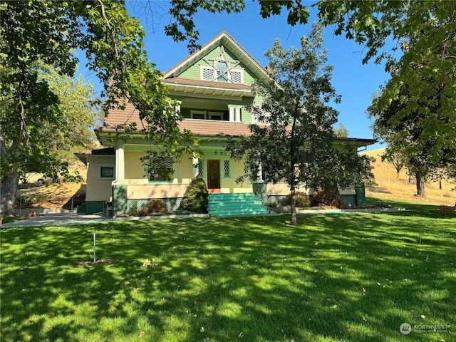 view of front of house featuring a front yard