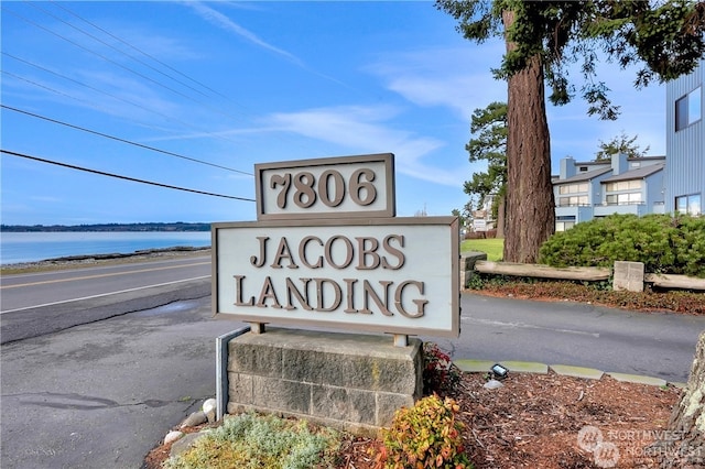 community sign featuring a water view