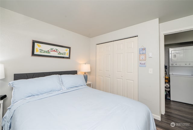 bedroom with stacked washer / dryer, dark wood-type flooring, and a closet