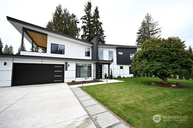 view of front facade featuring a front lawn and a garage